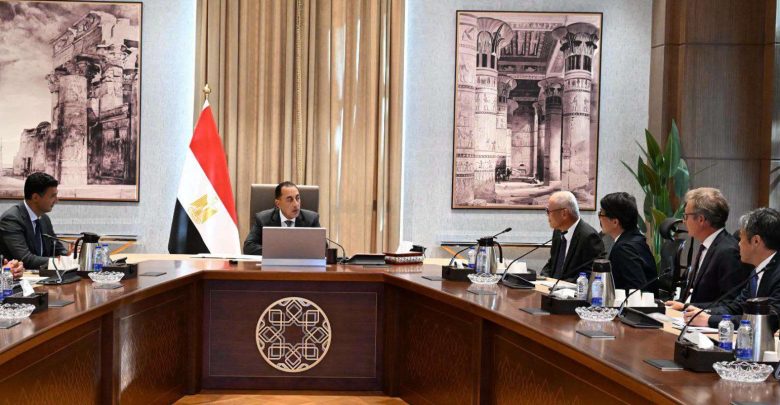 رئيس الوزراء يلتقي الرئيس والمدير التنفيذي لمجموعة "تويوتا تسوشو" اليابانية