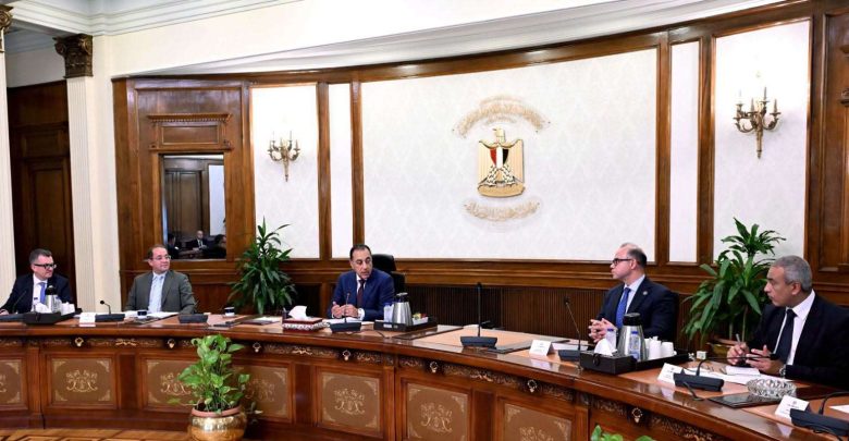 رئيس الوزراء يناقش عددًا من محاور العمل الاقتصادية للفترة المقبلة