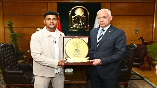 رئيس جامعة أسيوط يكرم بطل رفع الأثقال بعد إنجازه في دورة ألعاب البحر المتوسط 2026 بإيطاليا