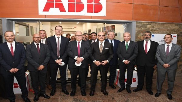 رئيس جامعة عين شمس يفتتح معامل المستقبل للهندسة والأتمتة بالتعاون مع شركة ABB