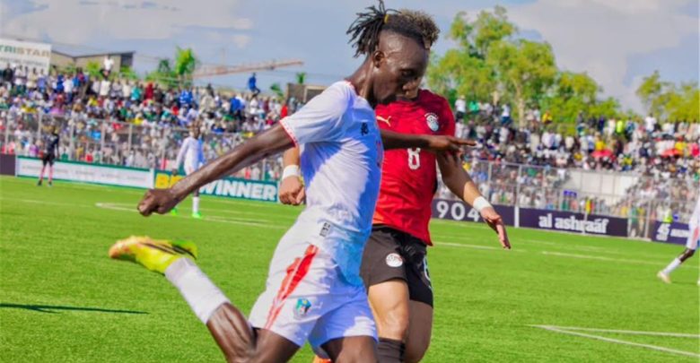 صدمة قبل القمة.. لاعب منتخب مصر يغادر مباراة جنوب السودان مصابًا
