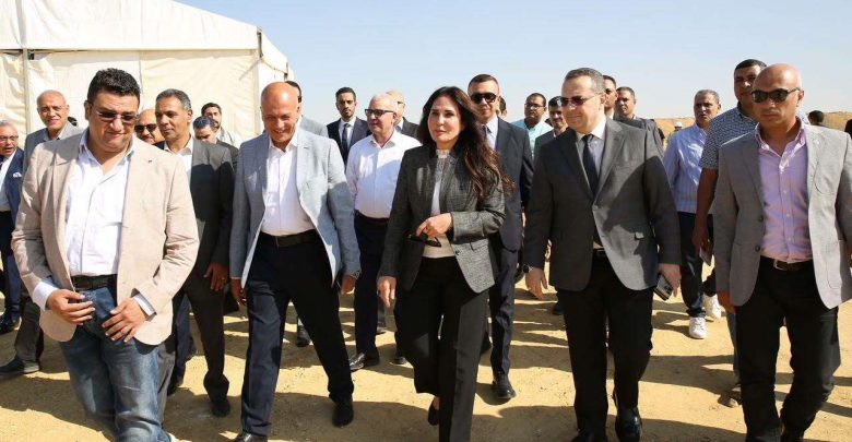 ضمن مساحة 135 فدانًا.. وزيرة الإسكان تشهد تسليم أول 10 أفدنة خالية من المخلفات لإتاحتها للتنمية بالقاهرة الجديدة
