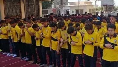 طلاب مدرسة في بنها يؤدون صلاة الظهر جماعة داخل فناء المدرسة