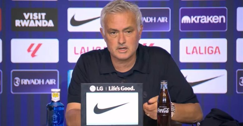 فيديو | تصرف مثير للجدل من مورينيو خلال المؤتمر الصحفي بعد الخسارة أمام أتلتيكو مدريد