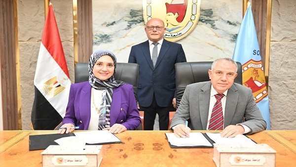 قوافل عيون مجانية تنطلق من جامعة سوهاج لخدمة قرى المحافظة عبر مبادرة عينيك في عينينا