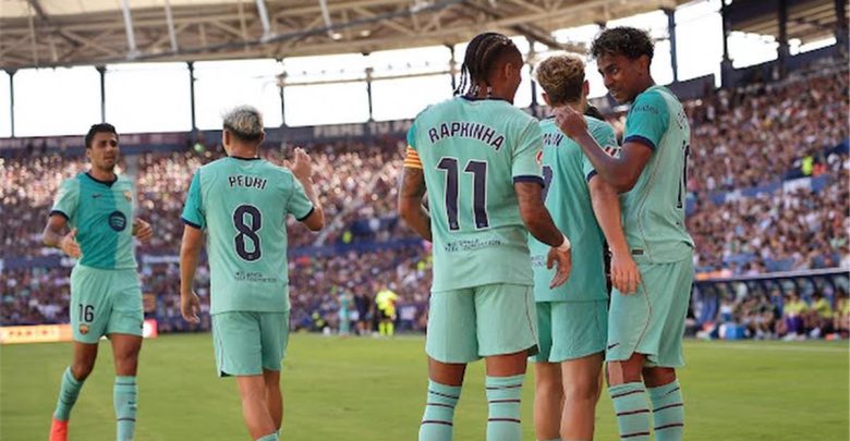 لاعب برشلونة يغادر مباراة ليفانتي مُصابًا