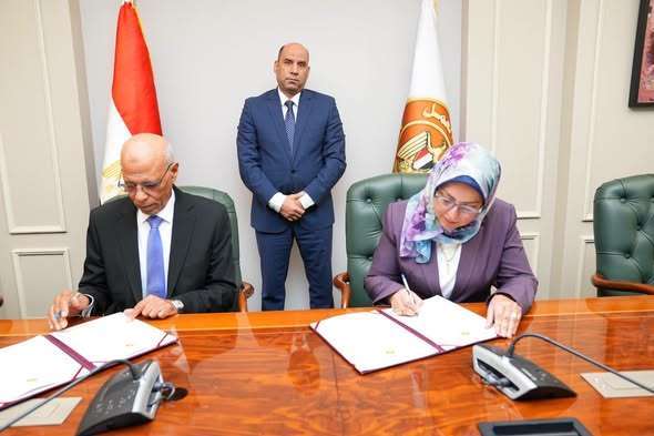 لدعم منشآت القطاع الخاص.. ,.وزراة العمل توقع بروتوكول تعاون مع صندوق الخدمات الاجتماعية
