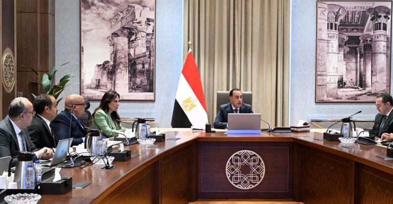 مدبولي يفتح ملف العقارات المتعثرة.. حلول لحماية حقوق المواطنين