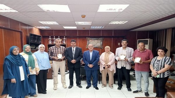 مدير تعليم سوهاج يكرّم 4 معلمين نقلوا خبرات البكالوريا إلى 1500 معلم