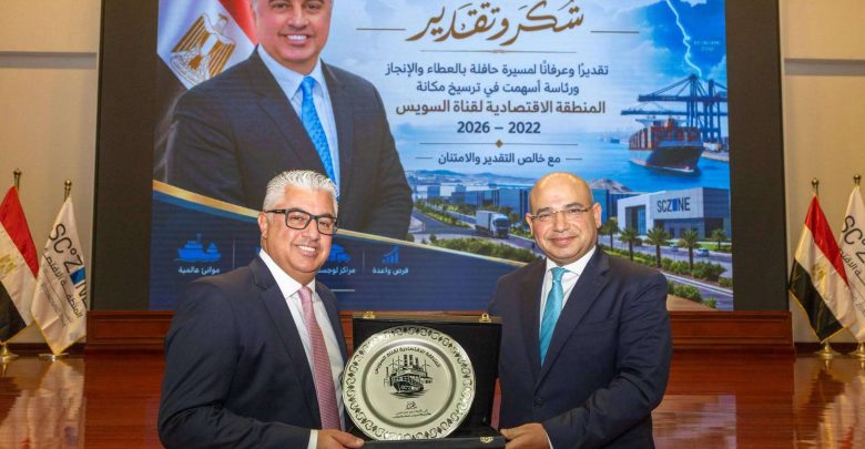 مصطفى شيخون يكرم وليد جمال الدين ويؤكد المضي في تعزيز الاستثمار باقتصادية قناة السويس