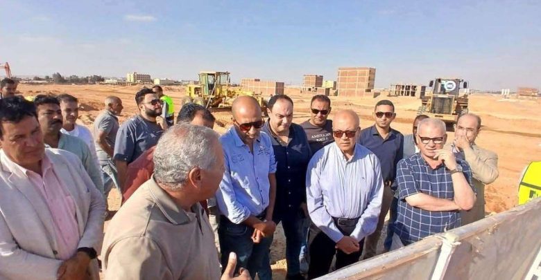 نائب وزيرة الإسكان ومسئولو الوزارة يتفقدون مشروعات المرافق بمدينة الشروق