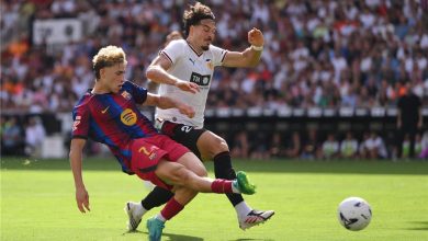 "نيران صديقة".. لاعب برشلونة يغادر مباراة فالنسيا مصابًا
