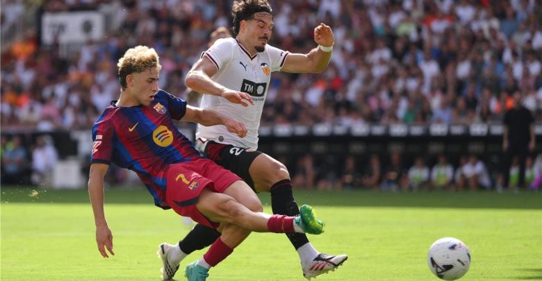 "نيران صديقة".. لاعب برشلونة يغادر مباراة فالنسيا مصابًا