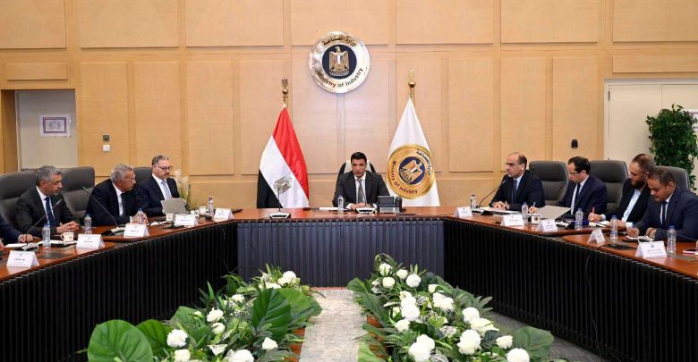 وزارة الصناعة تستضيف مائدة مستديرة لمصنعي الأسمنت
