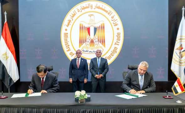 وزير الاستثمار ورئيس "اقتصادية قناة السويس" يشهدان توقيع خطاب نوايا مع «ZC Rubber» الصينية