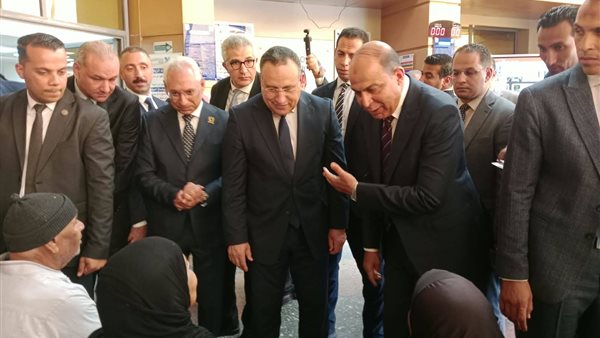 وزير التعليم العالي ومحافظ المنيا يستمعان للمرضى داخل مستشفى جامعة المنيا