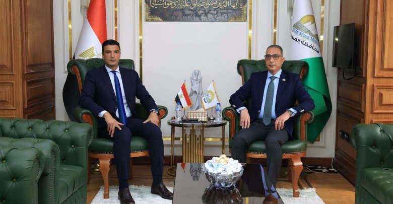 وزير الصناعة ومحافظ الجيزة يبحثان تقنين أوضاع المستثمرين بالمناطق الصناعية