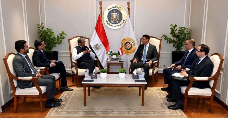 وزير الصناعة يبحث مع سفير الهند جذب استثمارات صناعية جديدة لمصر