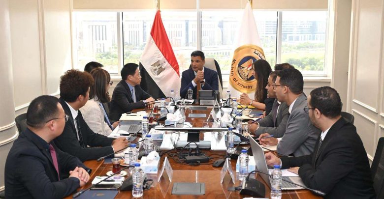 وزير الصناعة يبحث مع مجموعة كينجدوم الصينية لخيوط الكتان موقف مصنعها الجاري إنشاؤه في مصر