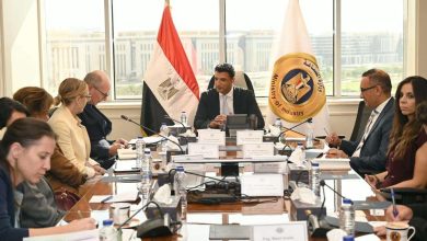 وزير الصناعة يبحث مع وفد البنك الأوروبي لإعادة الإعمار والتنمية مشروعات البنك في مصر