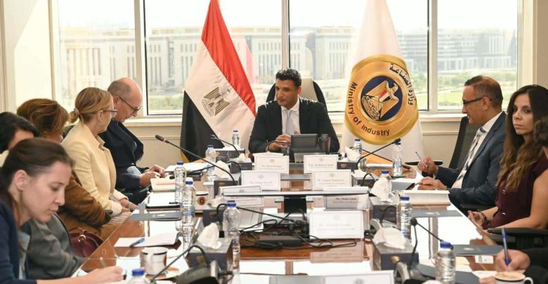 وزير الصناعة يبحث مع وفد البنك الأوروبي لإعادة الإعمار والتنمية مشروعات البنك في مصر