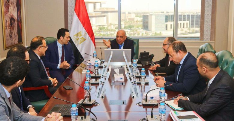 وزير الكهرباء يبحث مع «هيدروفولتا» البلجيكية تعظيم عوائد محطات التحلية واستخلاص المعادن