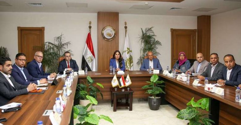وزيرة الإسكان: ملف توفيق أوضاع الأراضي المضافة لعدد من المدن الجديدة أولوية