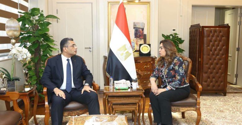 وزيرة التنمية المحلية تبحث مع محافظ البحر الأحمر آليات الحفاظ على التنمية الحضارية والسياحية