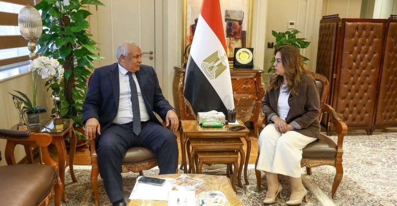 وزيرة التنمية المحلية تتابع مع محافظ مطروح الموقف التنفيذي لمشروعات الخطة الاستثمارية