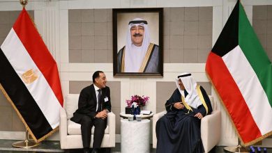 ولي عهد الكويت يستقبل رئيس الوزراء لبحث أوجه التعاون والتنسيق المشترك بين البلدين