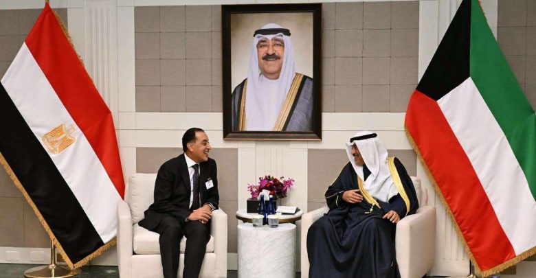 ولي عهد الكويت يستقبل رئيس الوزراء لبحث أوجه التعاون والتنسيق المشترك بين البلدين