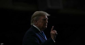 فيديو يكشف عادة مستمرة لدى دونالد ترامب منذ 35 عاما