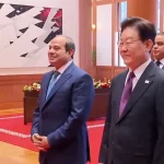 هدية خاصة للرئيس السيسي في كوريا بعد أدائه أغنية بالعربية