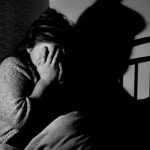 سيدة بمحافظة مصرية تحمل سفاحاً وتلقي رضيعتها في الشارع بعد 20 عاماً من الزواج وإنجاب 4 أطفال