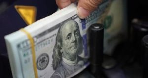 سعر الدولار يرتفع 54 قرشاً في 8 بنوك خلال أسبوع في مصر