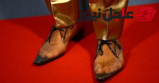 ألكسندر سكارسجارد يثير جدلًا واسعًا بإطلالة حذاء بلاستيكي دون جوارب في أحدث ظهور له