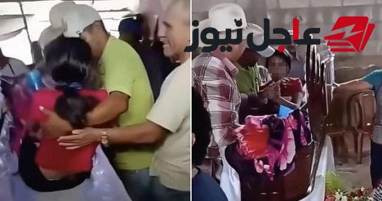 فتاة تبلغ من العمر 15 عامًا تفتح عينيها وتجلس داخل النعش خلال عزائها