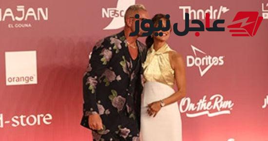 تامر هجرس يثير جدلًا بإطلالة غير تقليدية خلال افتتاح مهرجان الجونة السينمائي