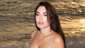 لقطات مميزة لسيرين عبدالنور ومي عز الدين في أجواء صيفية بين البحر والموضة