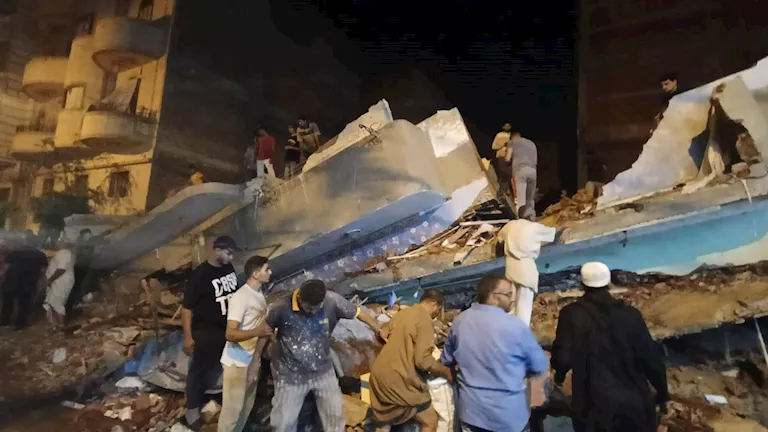 قوات الإنقاذ تواصل رفع أنقاض عقار مهدد في بيلا بكفر الشيخ