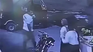 أمن الفيوم يحقق في فيديو اعتداء شاب بالضرب على فتاتين المتداول عبر وسائل التواصل الاجتماعي