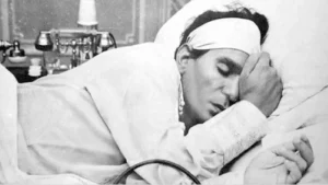 حسين كمال يكشف تفاصيل مشهد عبدالحليم حافظ بالمايوه في مسلسل أبي فوق الشجرة