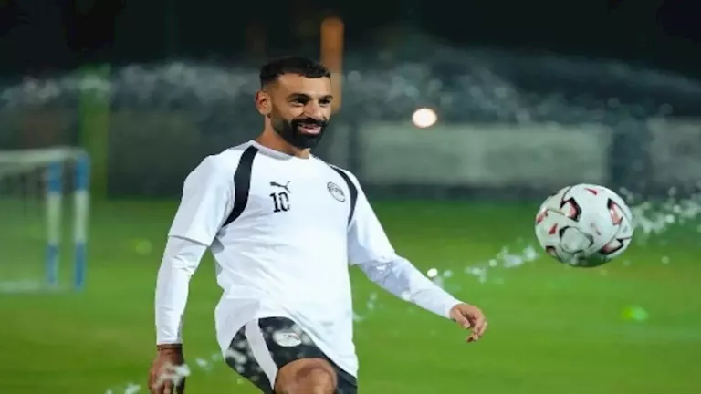 محمد صلاح يلفت الأنظار بصورة مميزة تجمعه مع نجله بعد فوز ليفربول بدوري أبطال أوروبا