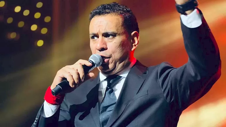محمود الليثي يكشف أسباب إقامته المستمرة في الفندق مع أولاده ويعلق على التفاصيل