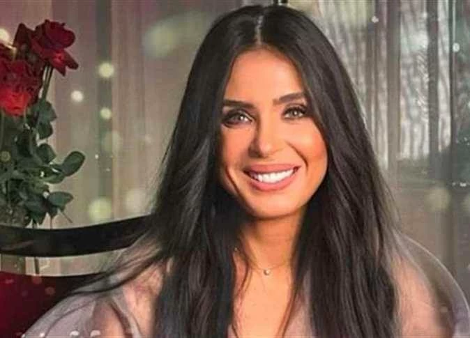 دينا تكشف عدد زيجاتها وتعلق على مقارنتها بتحية كاريوكا في فيديو جديد