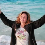 إلهام شاهين ترد على نصيحة متابعة بـ«سيبك من الساحل وروحي اعملي عمرة»