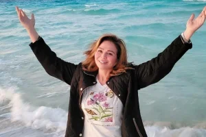 إلهام شاهين ترد على نصيحة متابعة بـ«سيبك من الساحل وروحي اعملي عمرة»