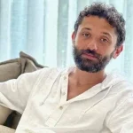 كريم محمود عبد العزيز يثير فضول جمهوره برسالة غامضة من خلال إعلان مفاجئ بعد ساعة