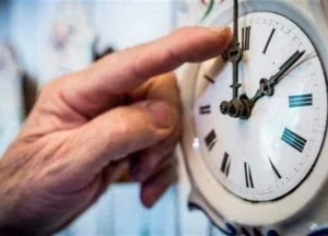 يوم الجمعة بدء التوقيت الشتوي في مصر وتأخير الساعة 60 دقيقة رسميًا