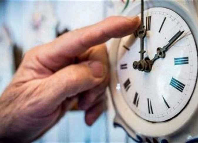 يوم الجمعة بدء التوقيت الشتوي في مصر وتأخير الساعة 60 دقيقة رسميًا